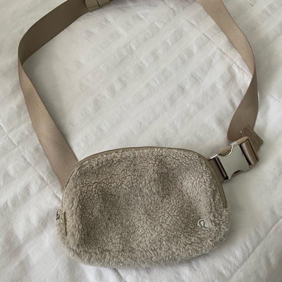 Cozy Beige Sherpa Crossbody Bag - Picture 11 of 12